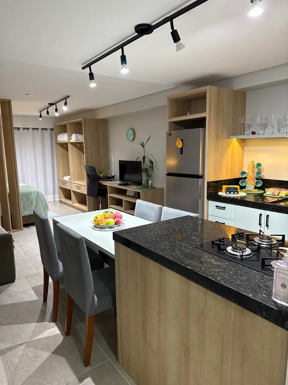 Studio mobiliado com cozinha americana e vaga