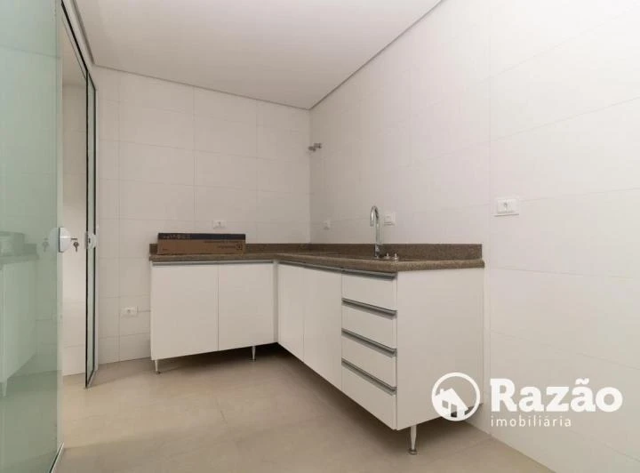 Apartamento com 3 suítes e cozinha fechada