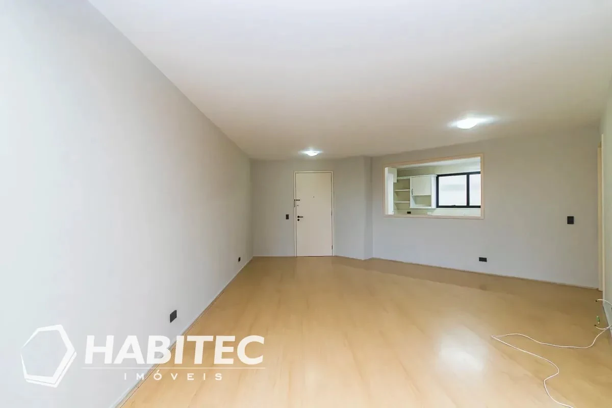 3-bedroom apartment with wood or laminate floors — photo 4