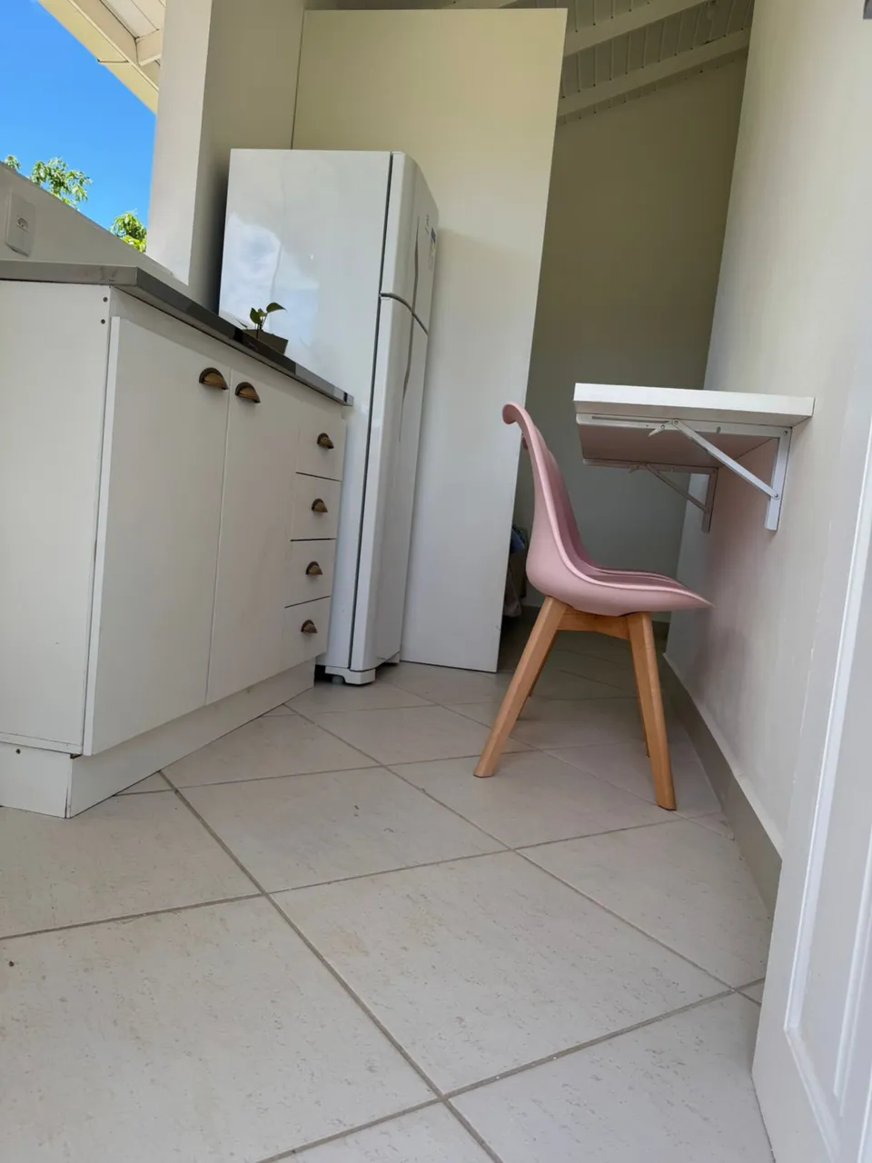 Unfurnished studio with no parking and glass shower — photo 10