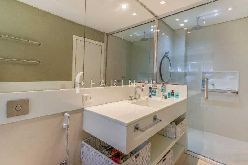 Furnished 1200 m² house with a balcony and 6 bedrooms — photo 44