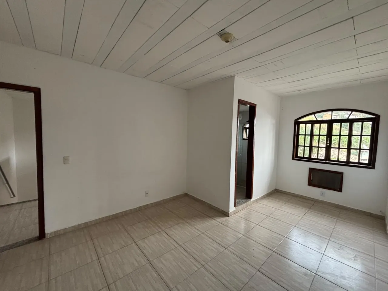 3-bedroom house with 3 bathrooms and glass showers — photo 2