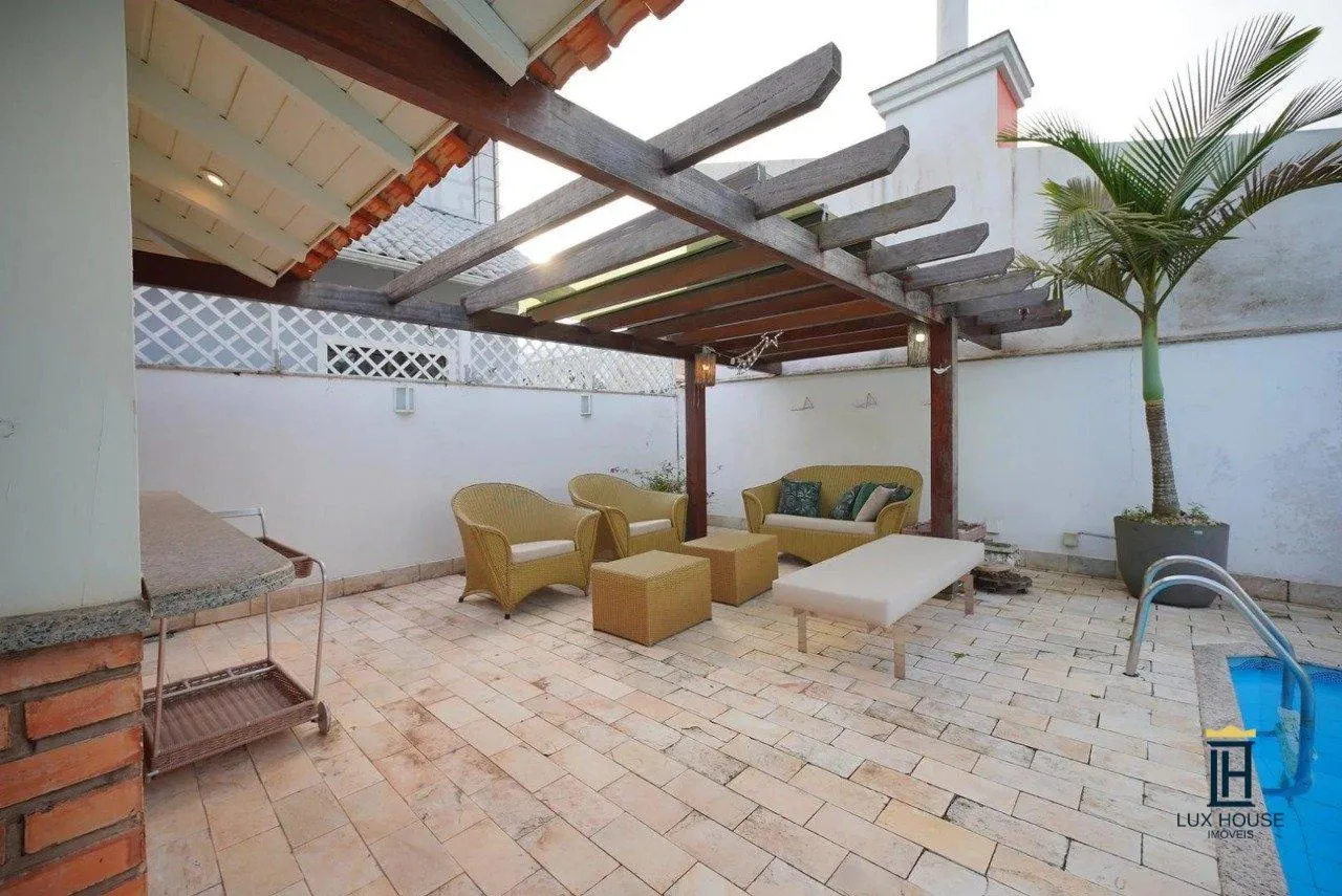 Casa de 3 dormitorios con ventanales de piso a techo — photo 11