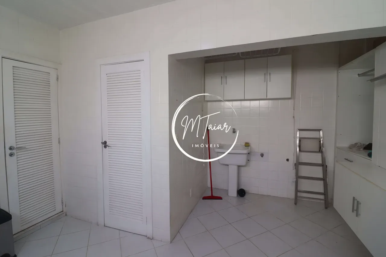 323 m² apartment with 4 bedrooms and 5 bathrooms — photo 37