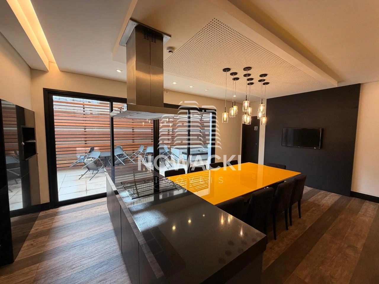 Walk-in closet in a one-bedroom apartment, 50 m² — photo 13
