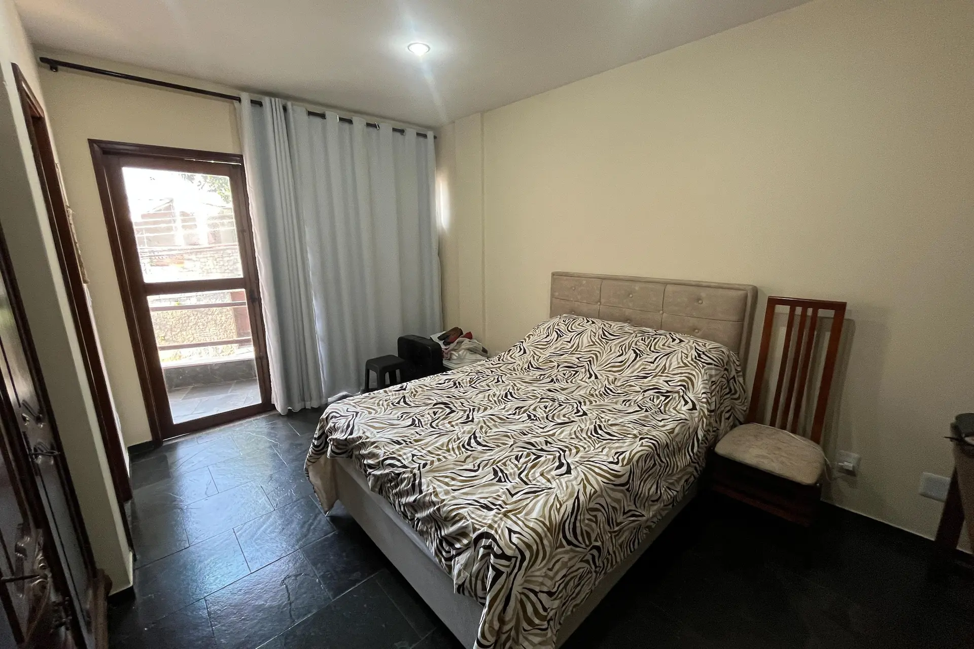 Furnished 3-bedroom apartment with laundry area — photo 8