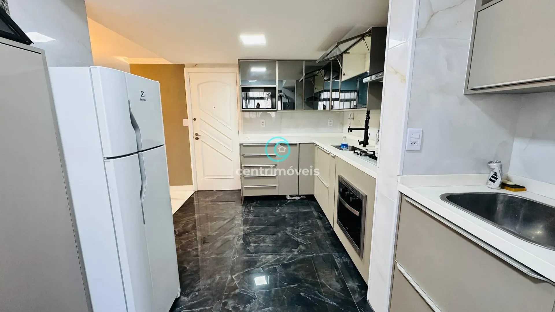 Walk-in closet in a 2-bedroom apartment, 110 m² — photo 15