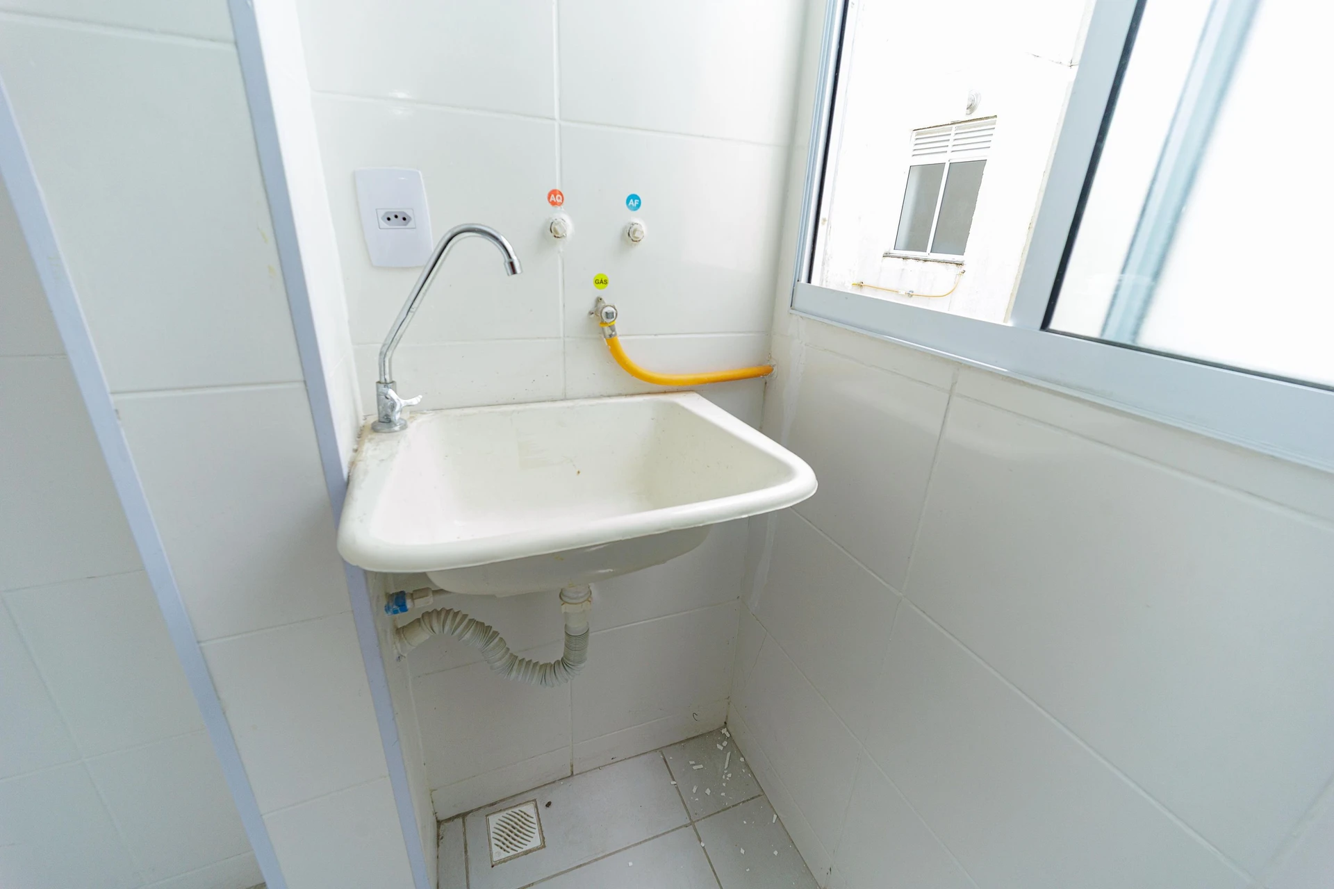 Apartamento de 2 quartos em condomínio com piscina