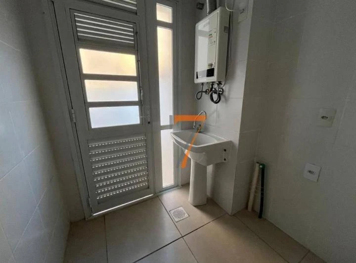 Rental apartment 337 m² with 3 bedrooms and 1 en-suite — photo 8