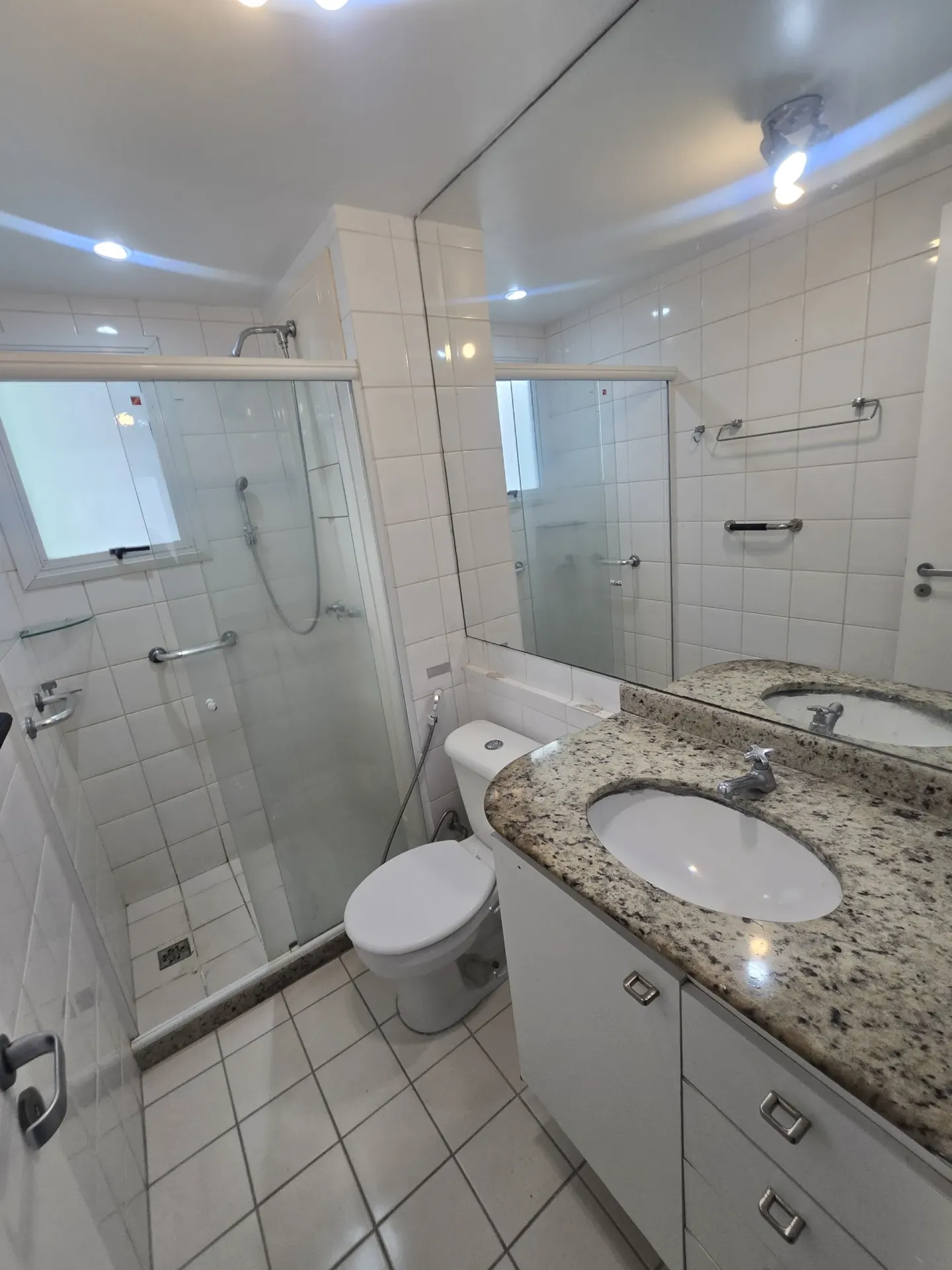 4-bedroom apartment with 3 bathrooms and a balcony — photo 23