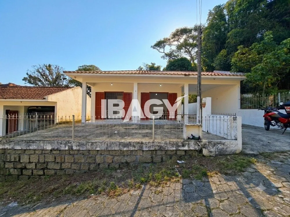 House with 3 bedrooms and a laundry area