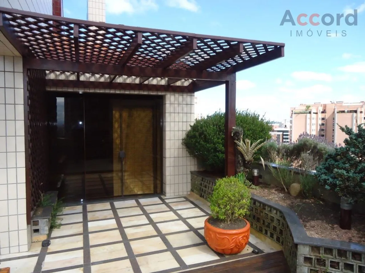 Top-floor apartment with 2 bedrooms and 4 bathrooms, 224 m² — photo 13