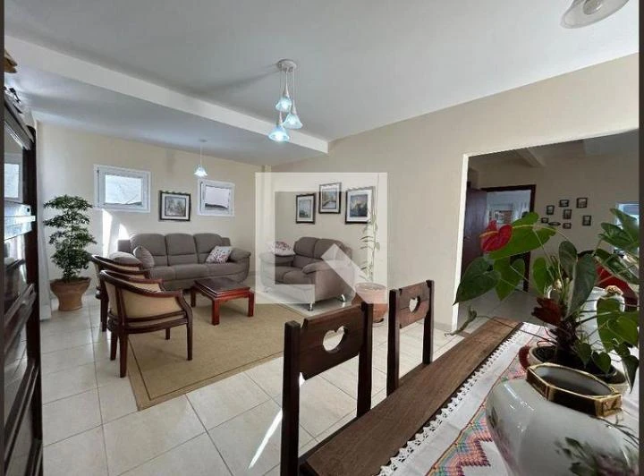 Rental house with 4 bedrooms and 284 m²