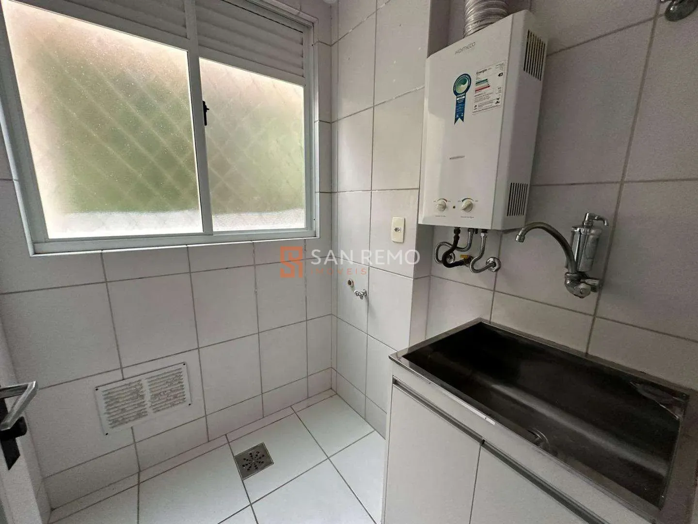 2-bedroom apartment in a building with a pool — photo 5