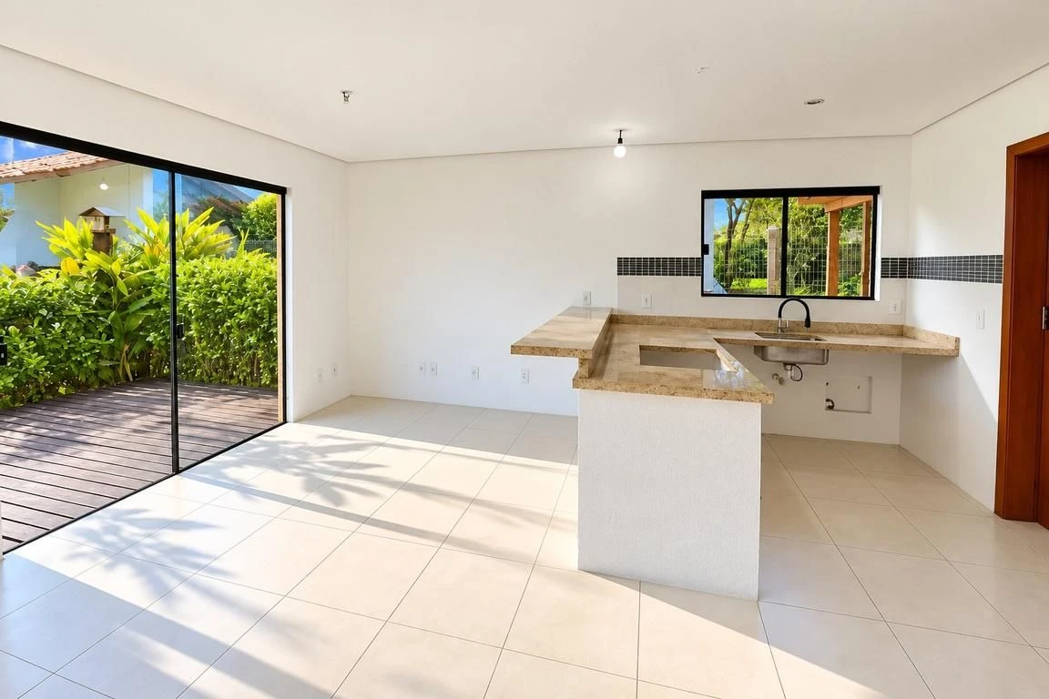 Balcony with a grill in a 2-bedroom house, 130 m² — photo 3