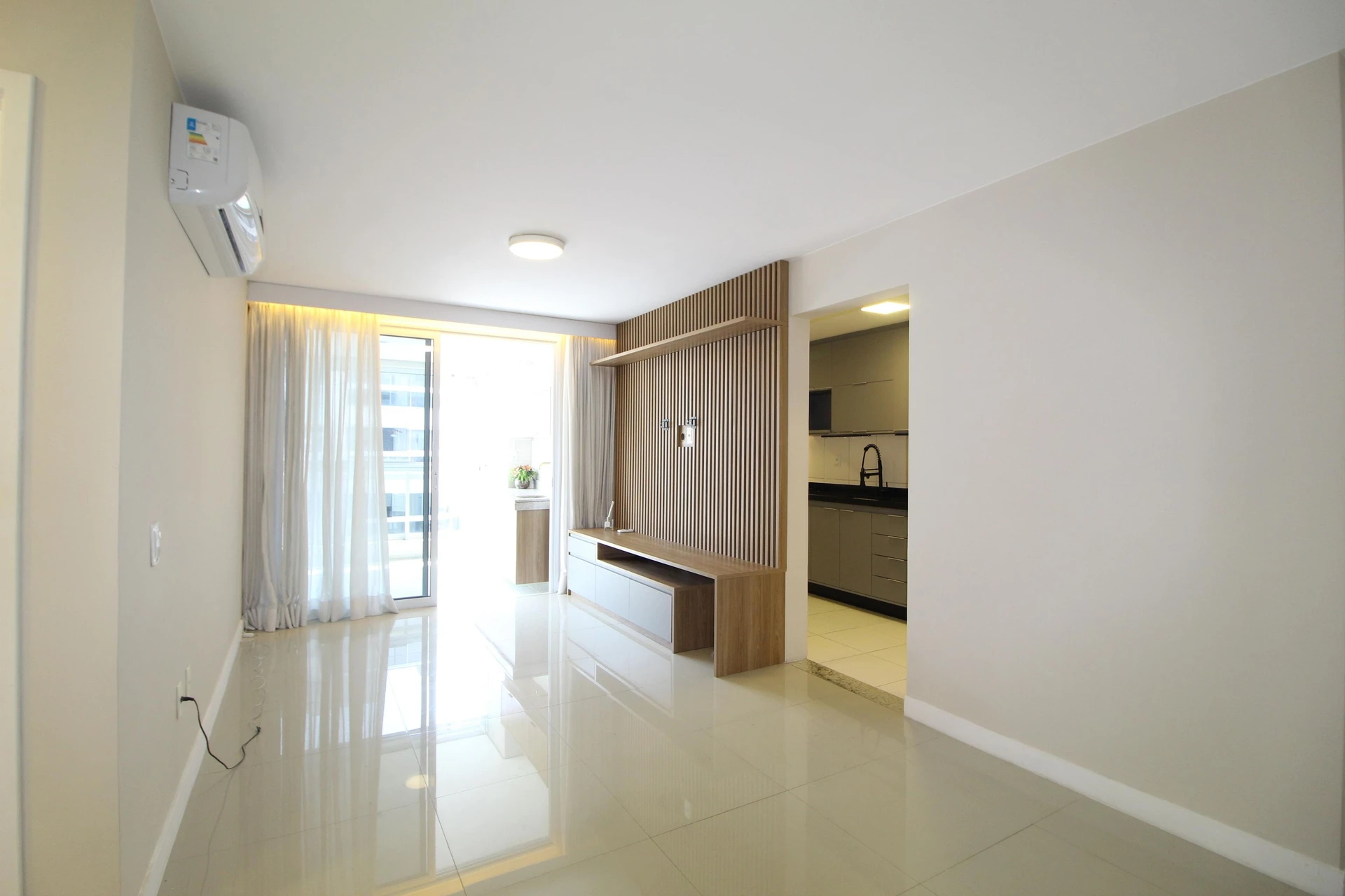 Balcony with a grill in a 2-bedroom apartment, 90 m² — photo 7