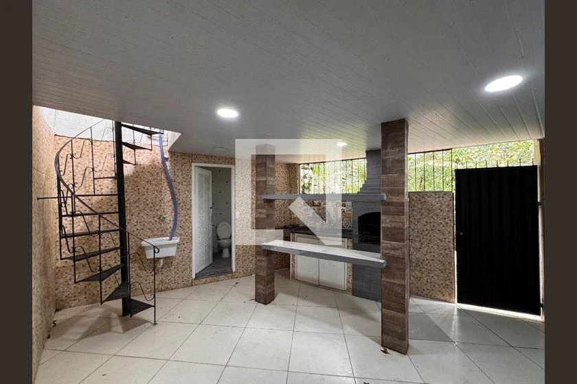 Balcony with a grill in a 2-bedroom house, 165 m² — photo 8