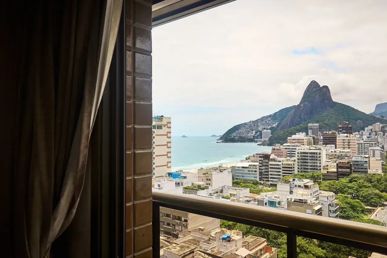Furnished 2-bedroom apartment with balcony view — photo 17