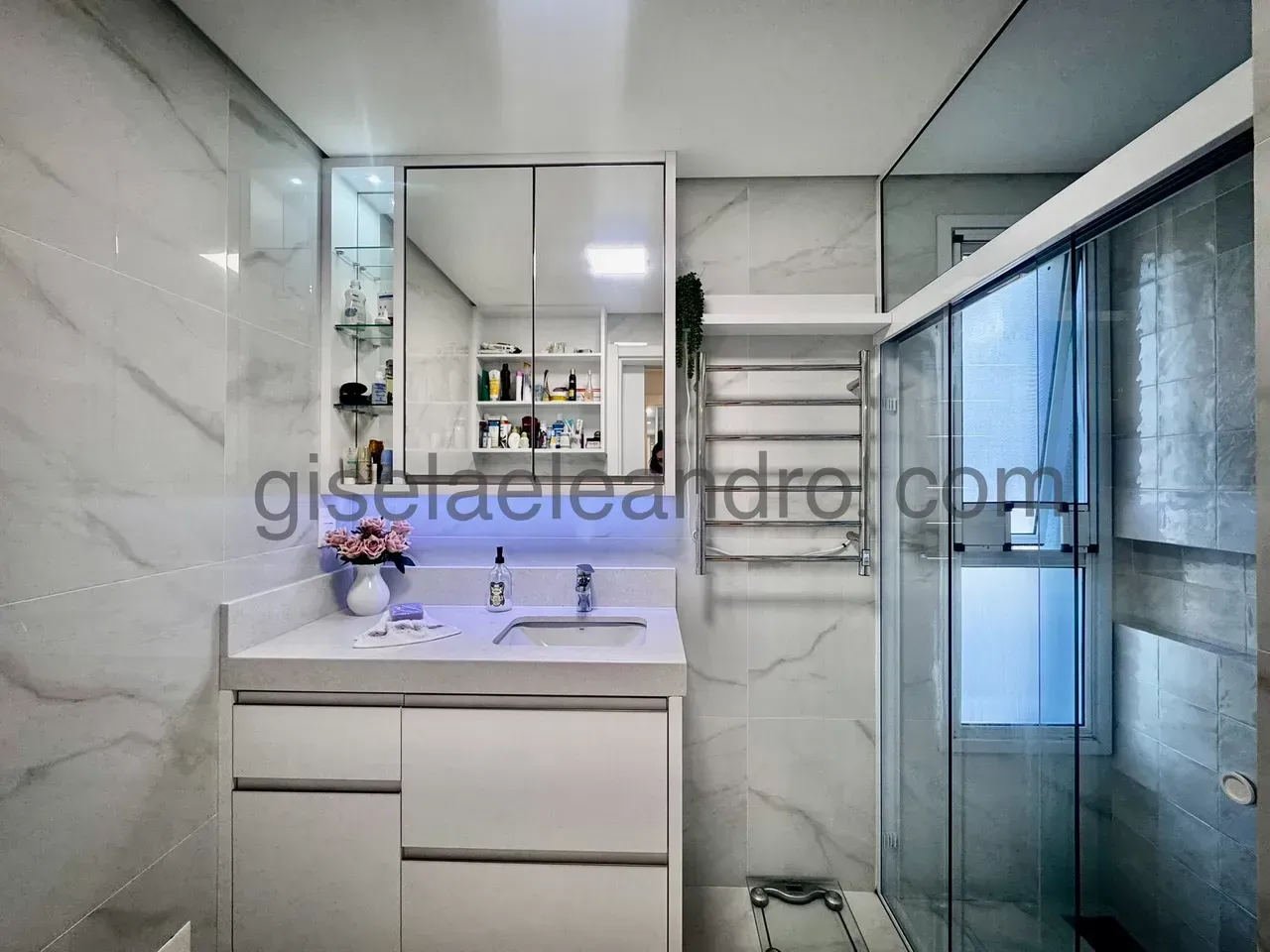 Furnished 2-bedroom apartment with 3 bathrooms — photo 15