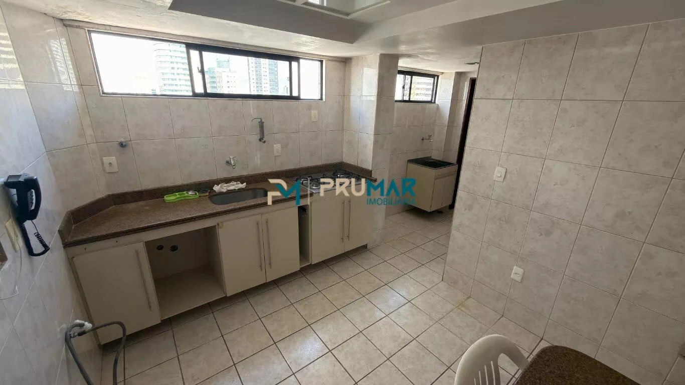 Balcony with a grill in a 4-bedroom apartment, 222 m² — photo 2