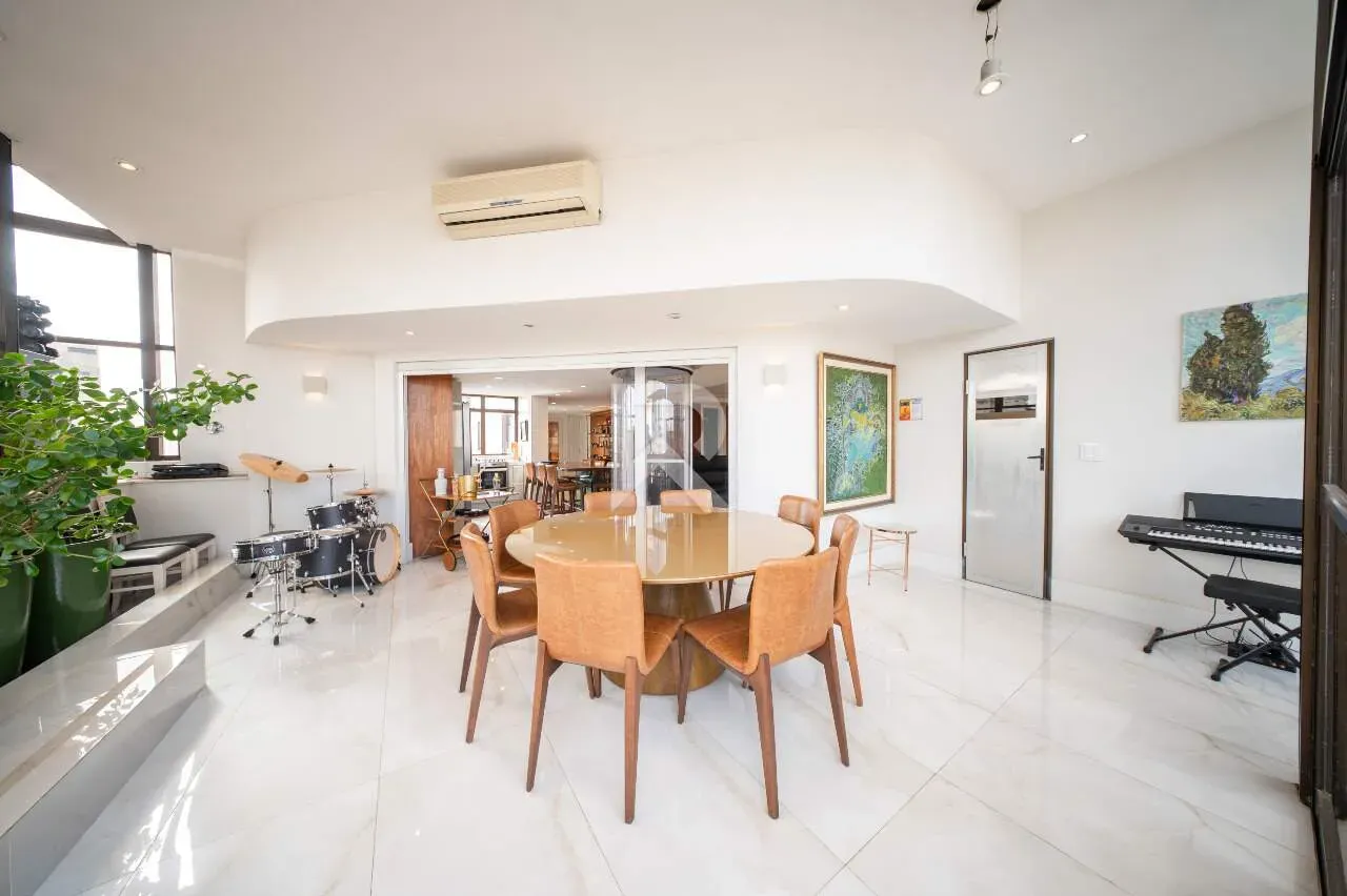 Furnished apartment with 3 bedrooms and 221 m² — photo 7