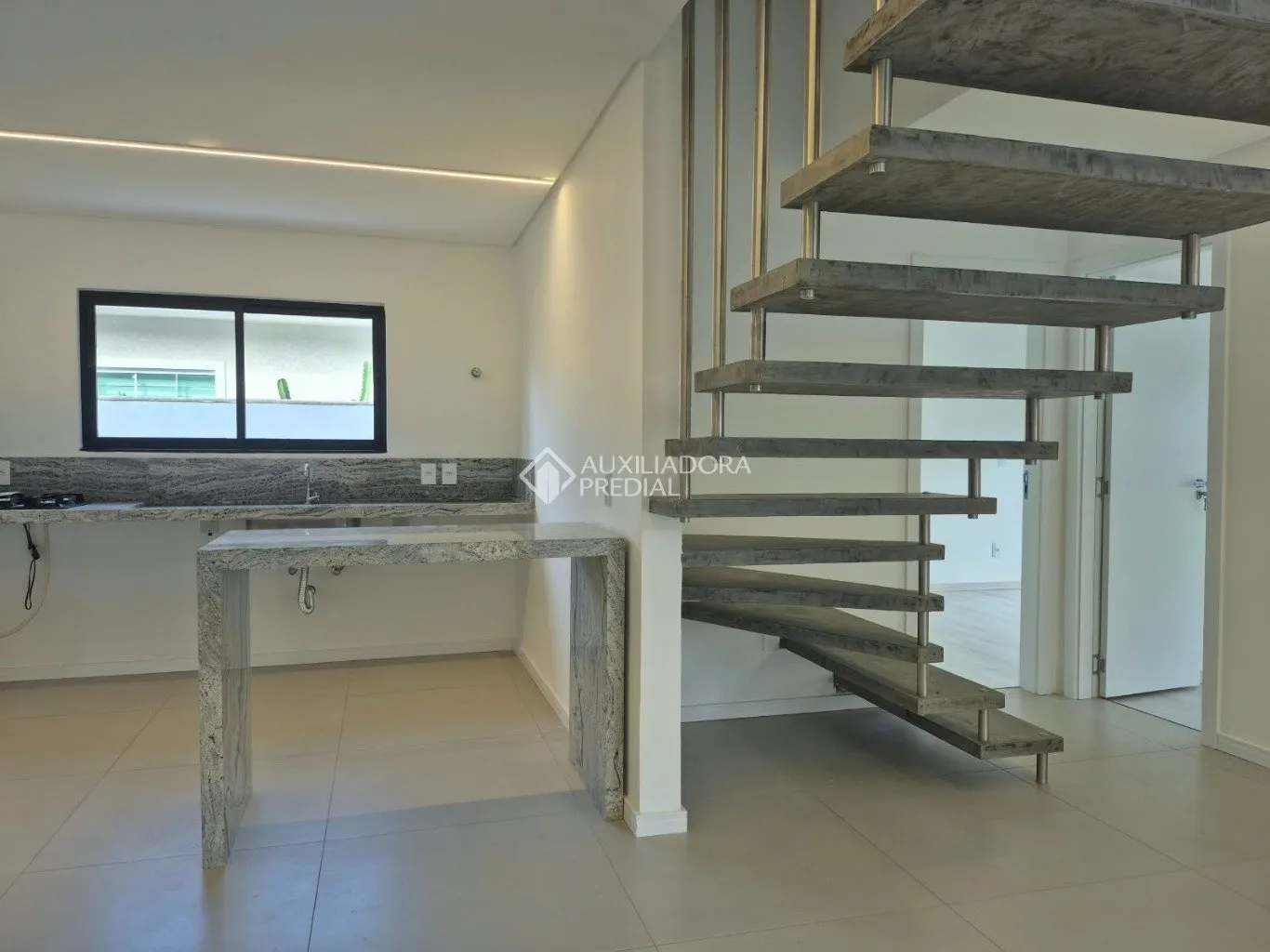 Furnished 298 m² house with 5 suites and 4 parking spots