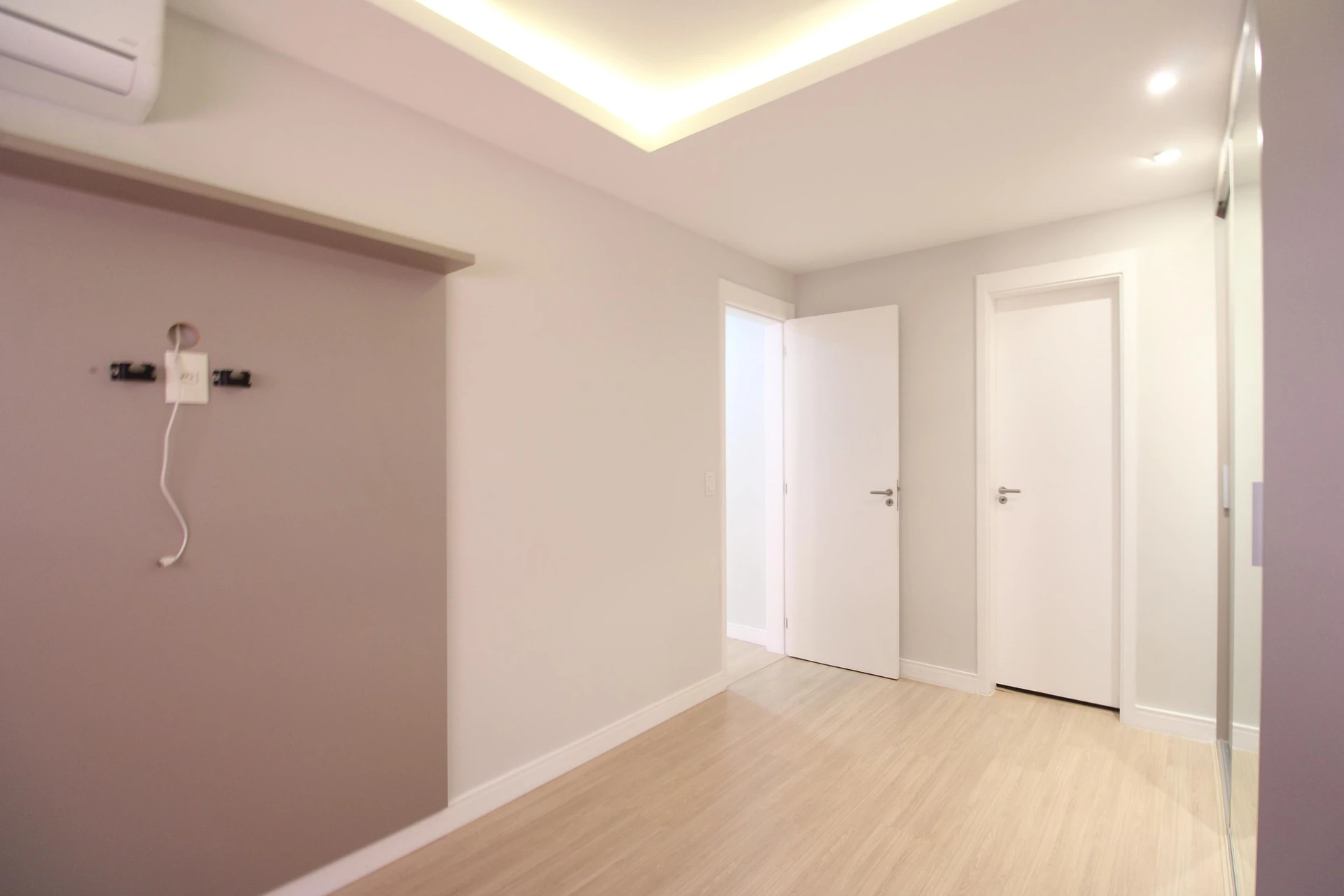 Furnished apartment, 72 m², with a glass-enclosed balcony — photo 13