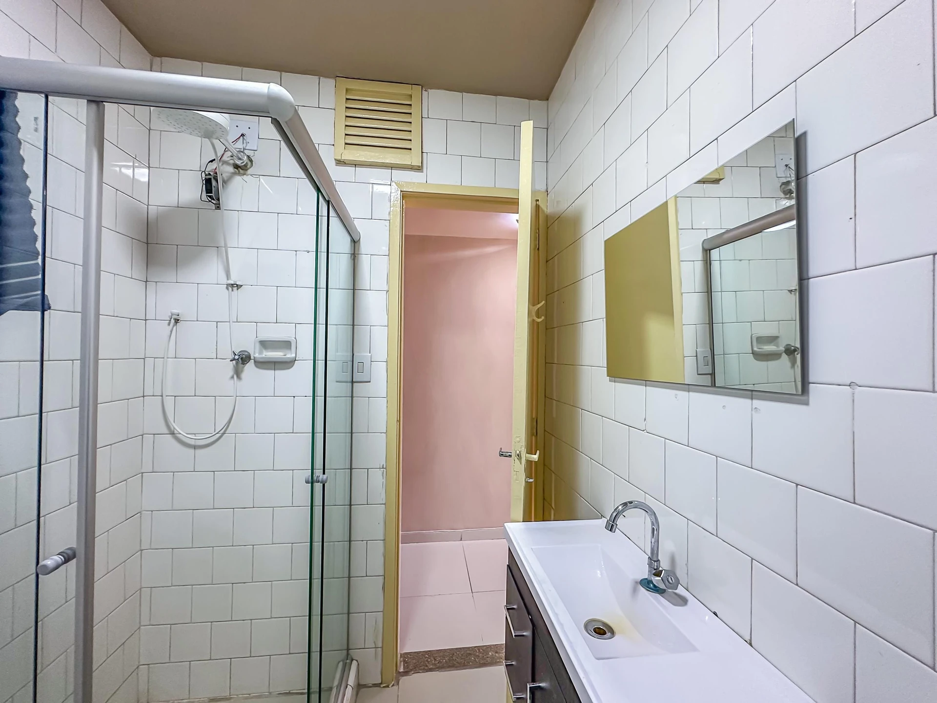 Furnished studio with a kitchenette and 1 bathroom — photo 28