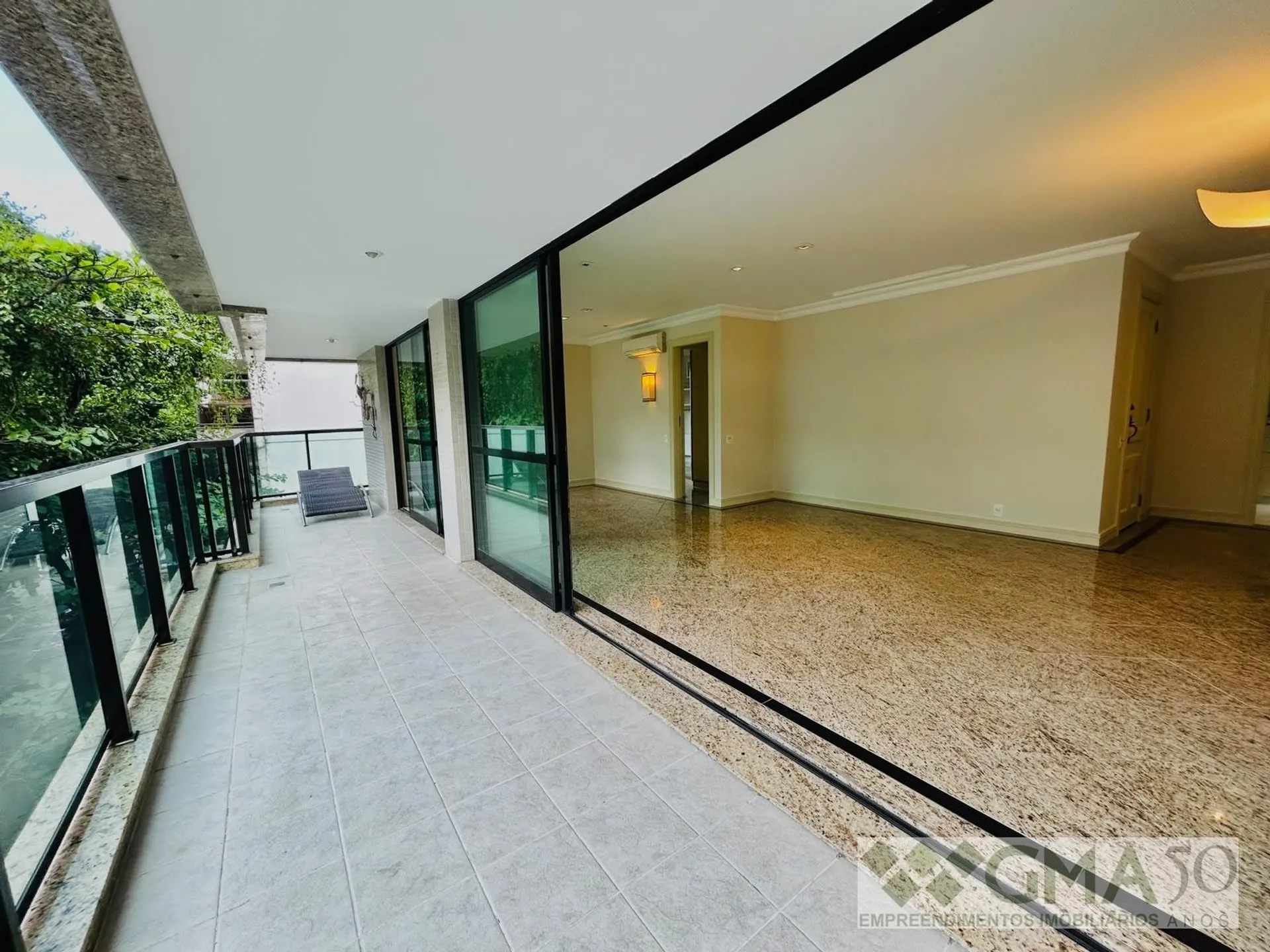 Apartment, 175 m², with a glass-enclosed balcony