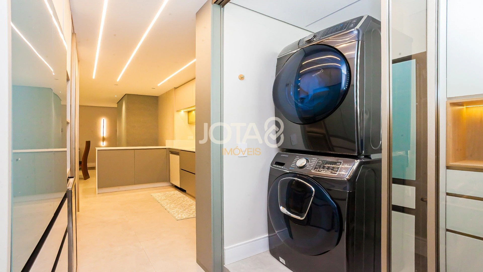 199 m² apartment with 2 bedrooms and a suite, 2 parking — photo 22