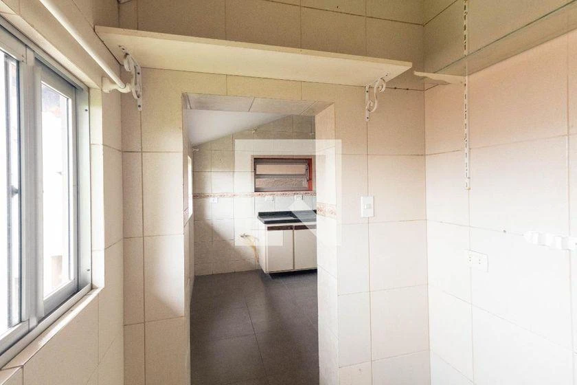 3-bedroom house with wood or laminate floors in Curitiba — photo 45