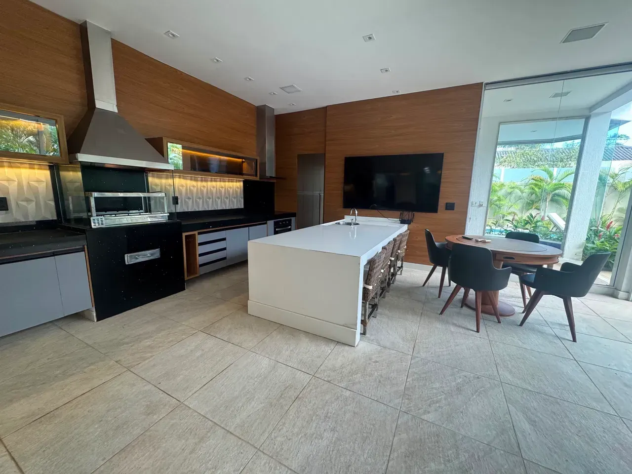 Furnished house, 750 m², with floor-to-ceiling windows — photo 12