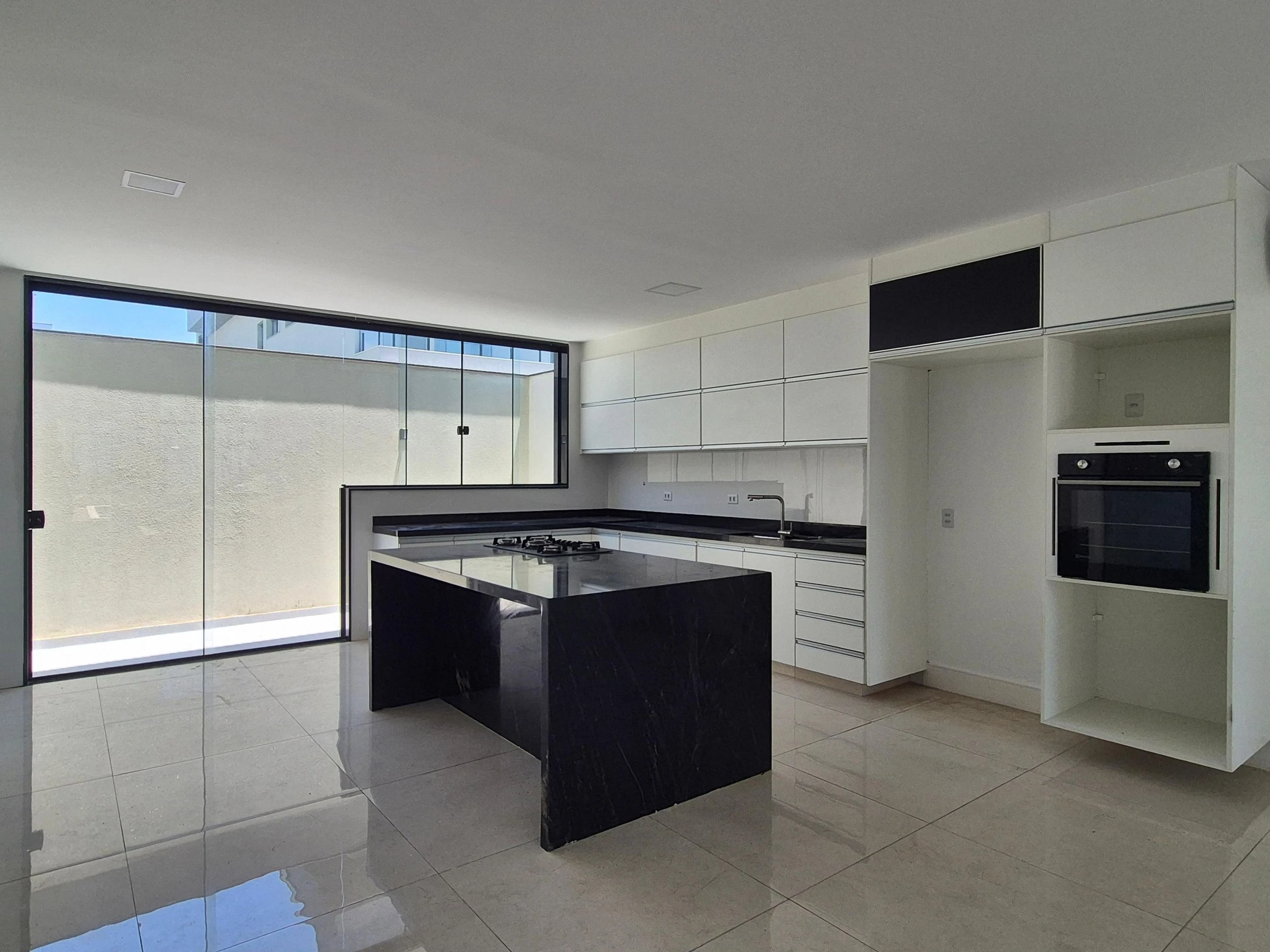 4-bedroom house with a glass-enclosed balcony — photo 2