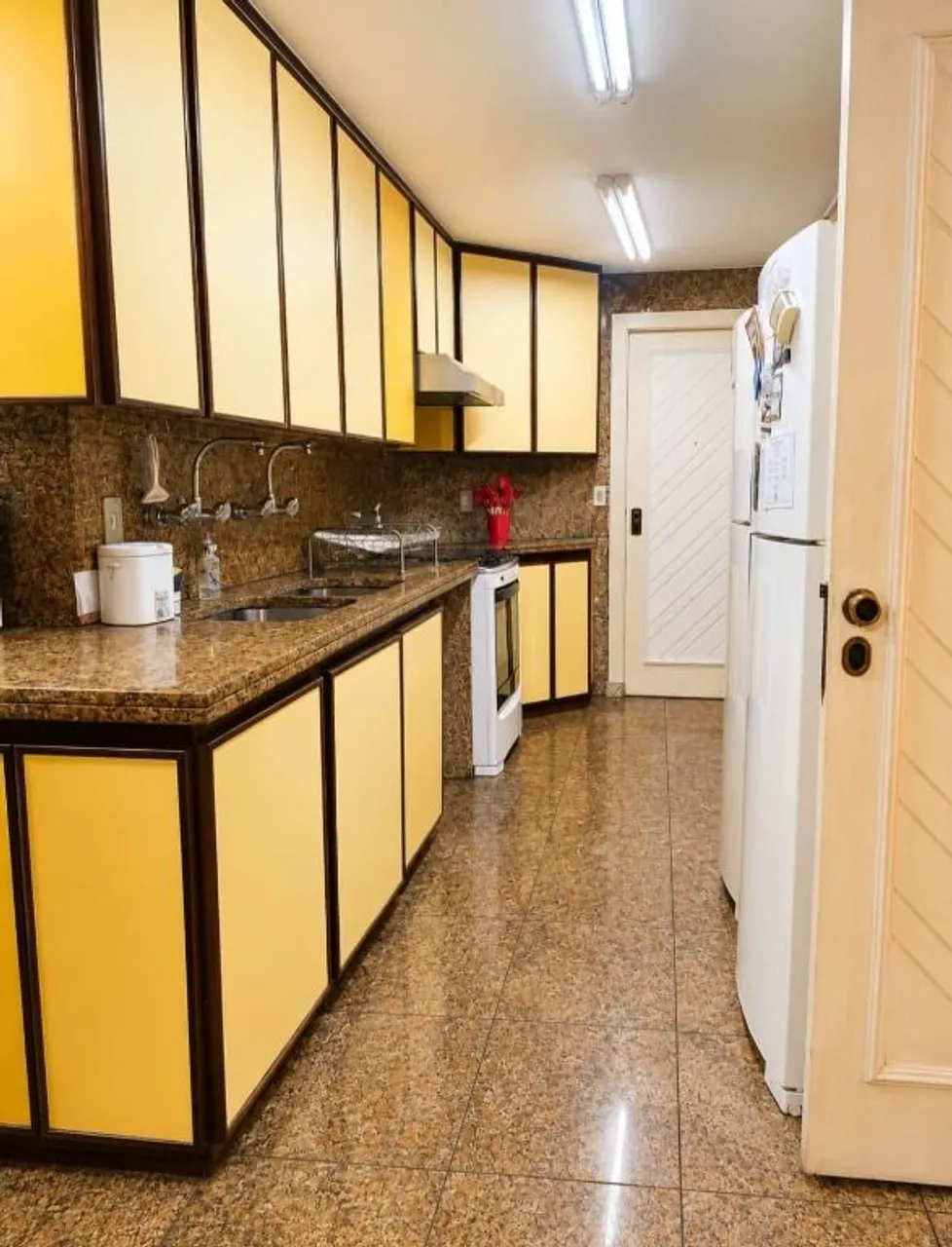 Furnished 3-bedroom apartment with balcony — photo 2