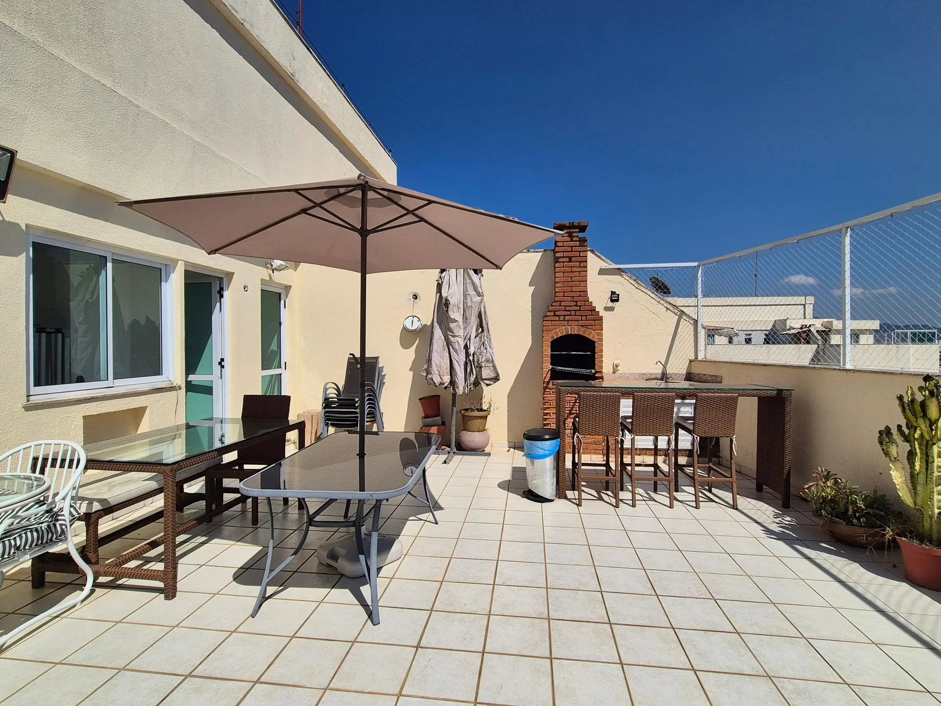 Furnished 2-bedroom apartment with private BBQ — photo 30