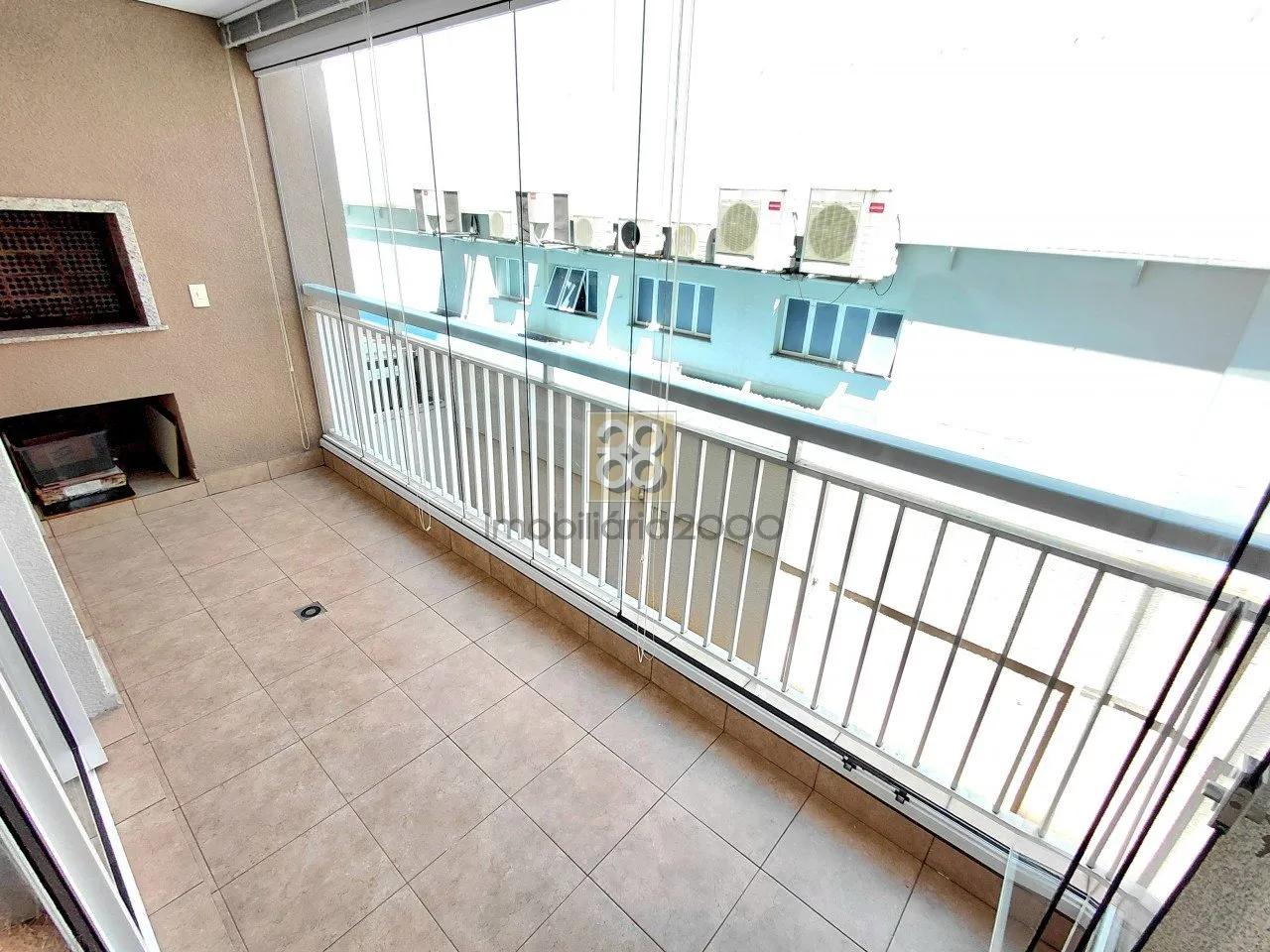 Balcony with a grill in a 2-bedroom apartment, 67 m² — photo 3