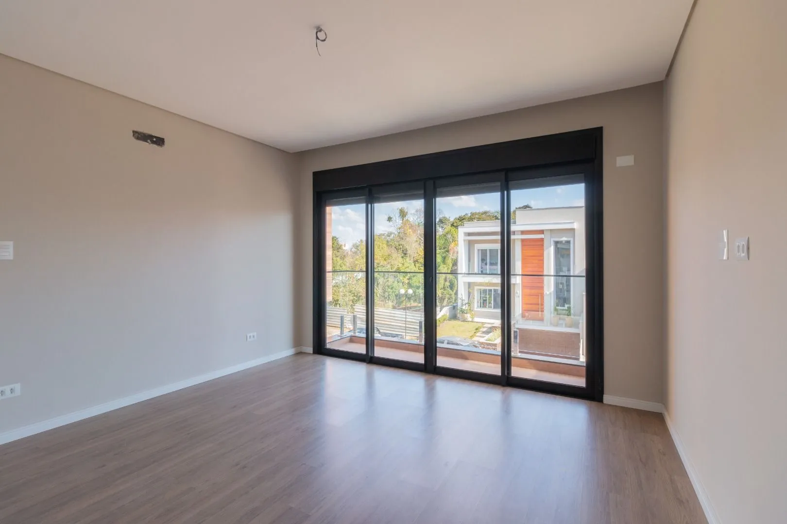 Modern house with 4 en-suite bedrooms and 6 parking spots — photo 51