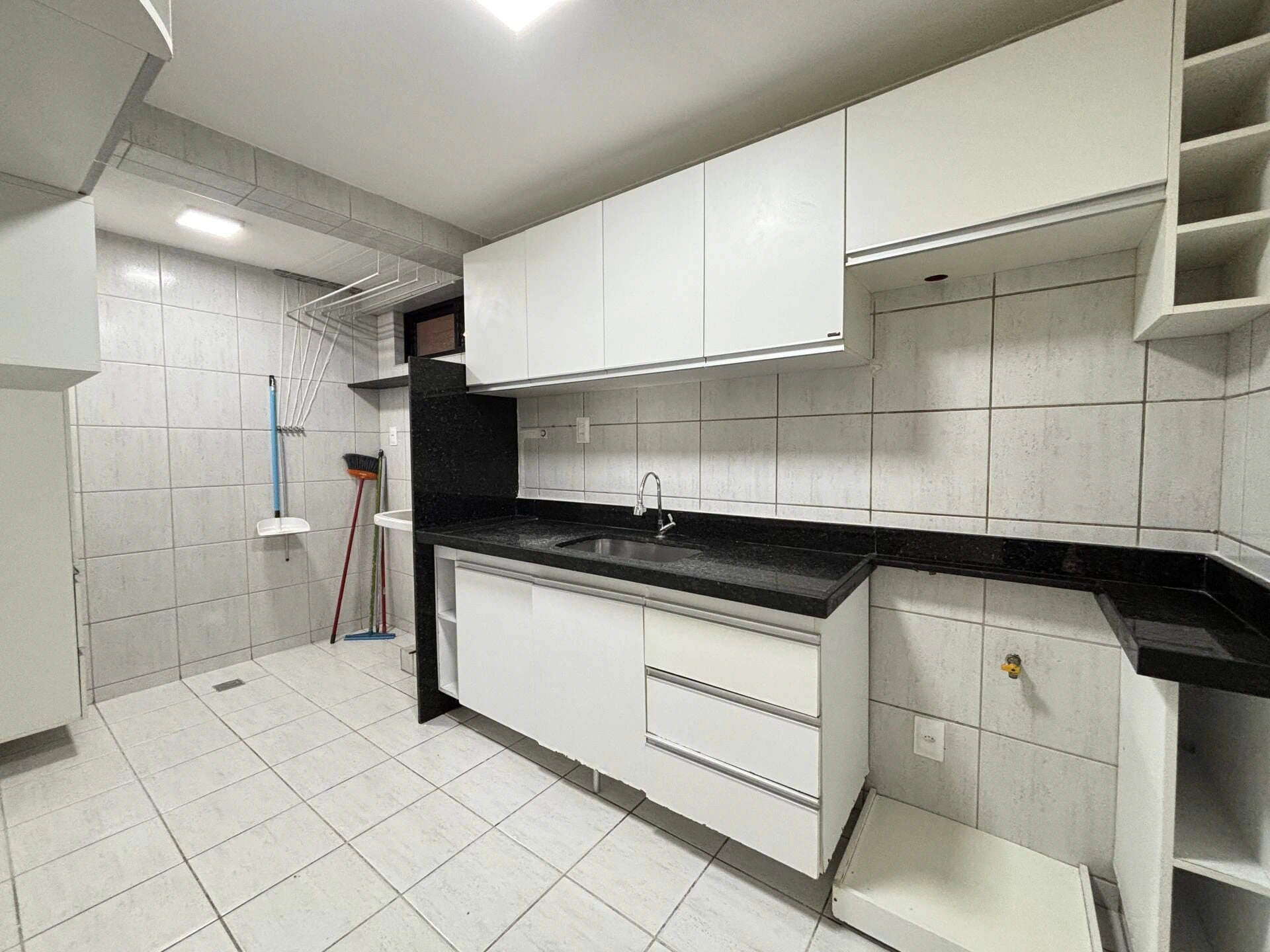 2-bedroom apartment with suite and 1 parking space — photo 2