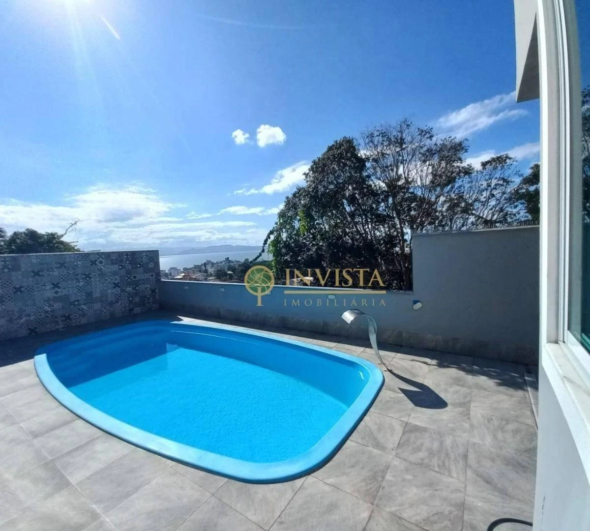 House with 4 en-suite bedrooms, 6 bathrooms, pool