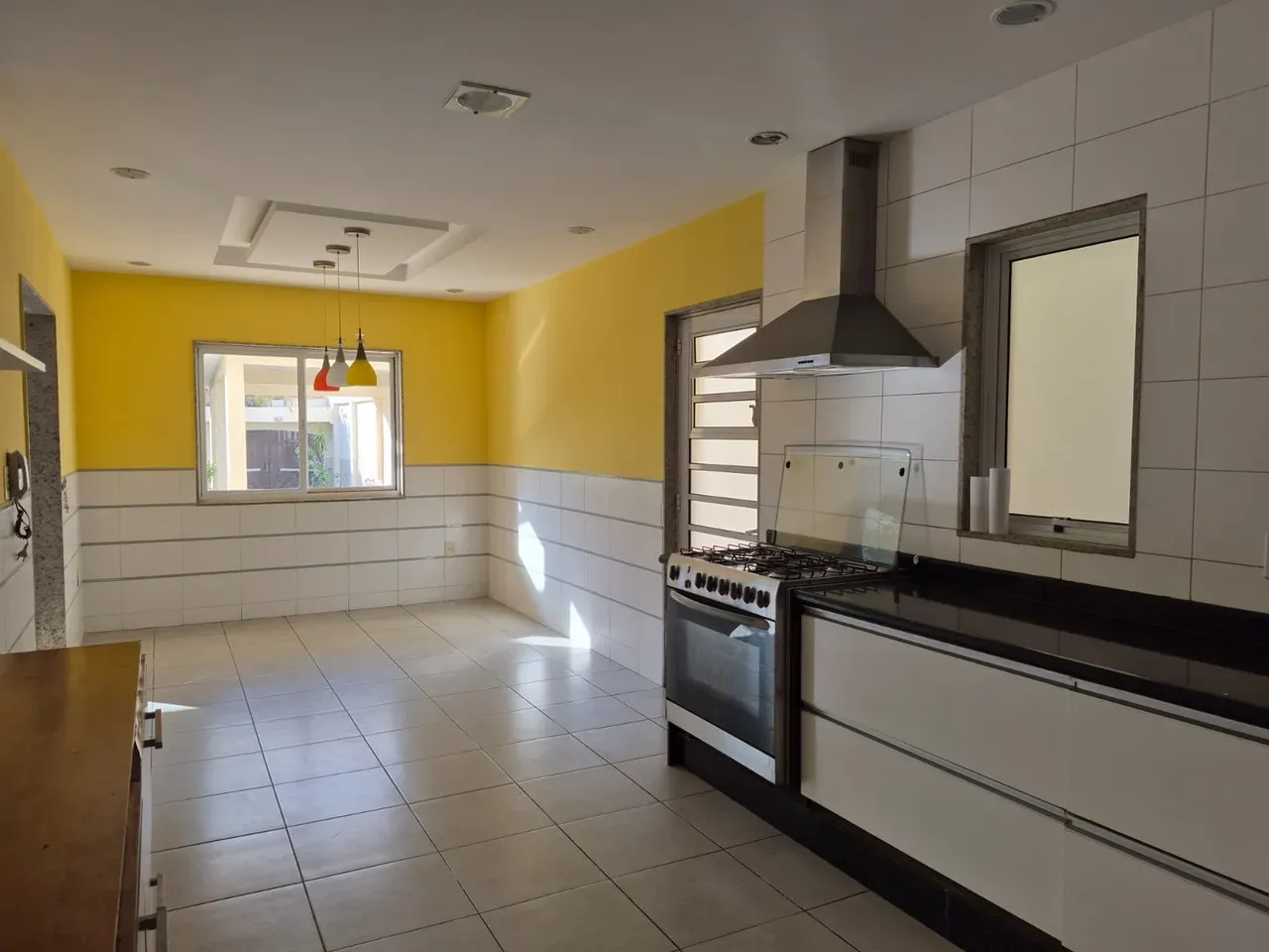 Unfurnished house with 4 bedrooms and 4 bathrooms and pool — photo 32