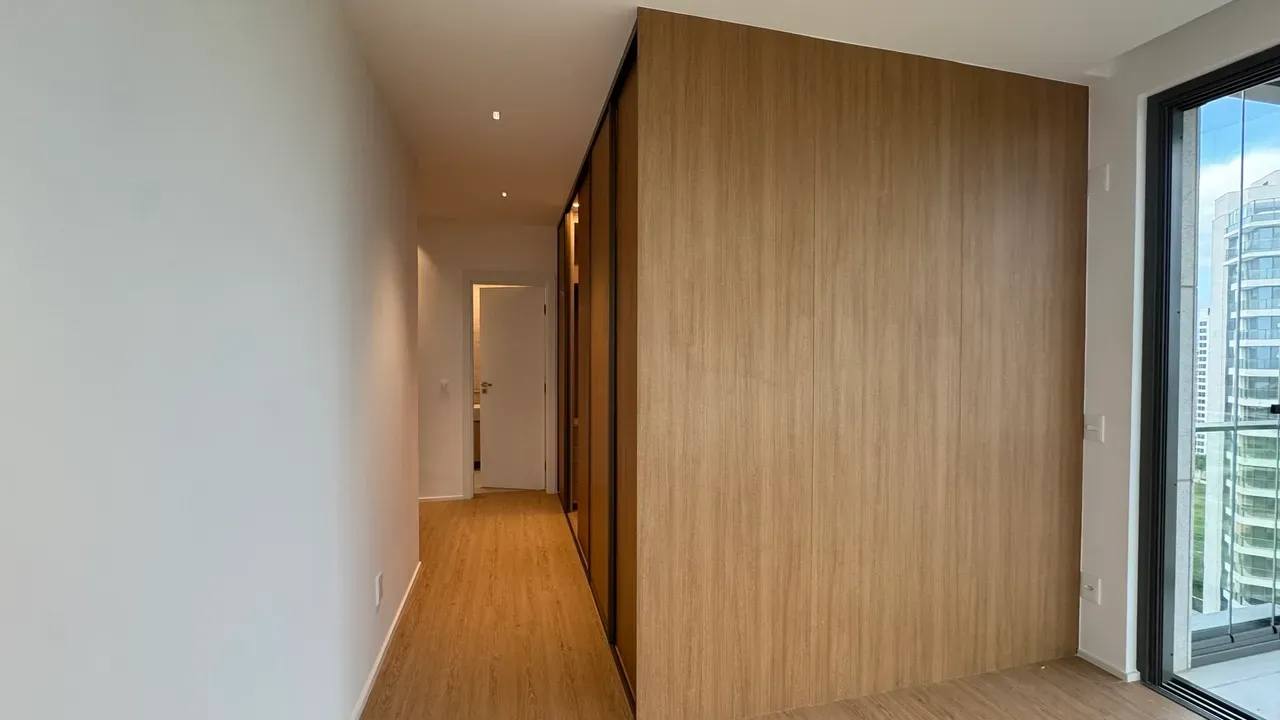 Apartment with 4 bedrooms, 5 bathrooms and enclosed balcony — photo 19