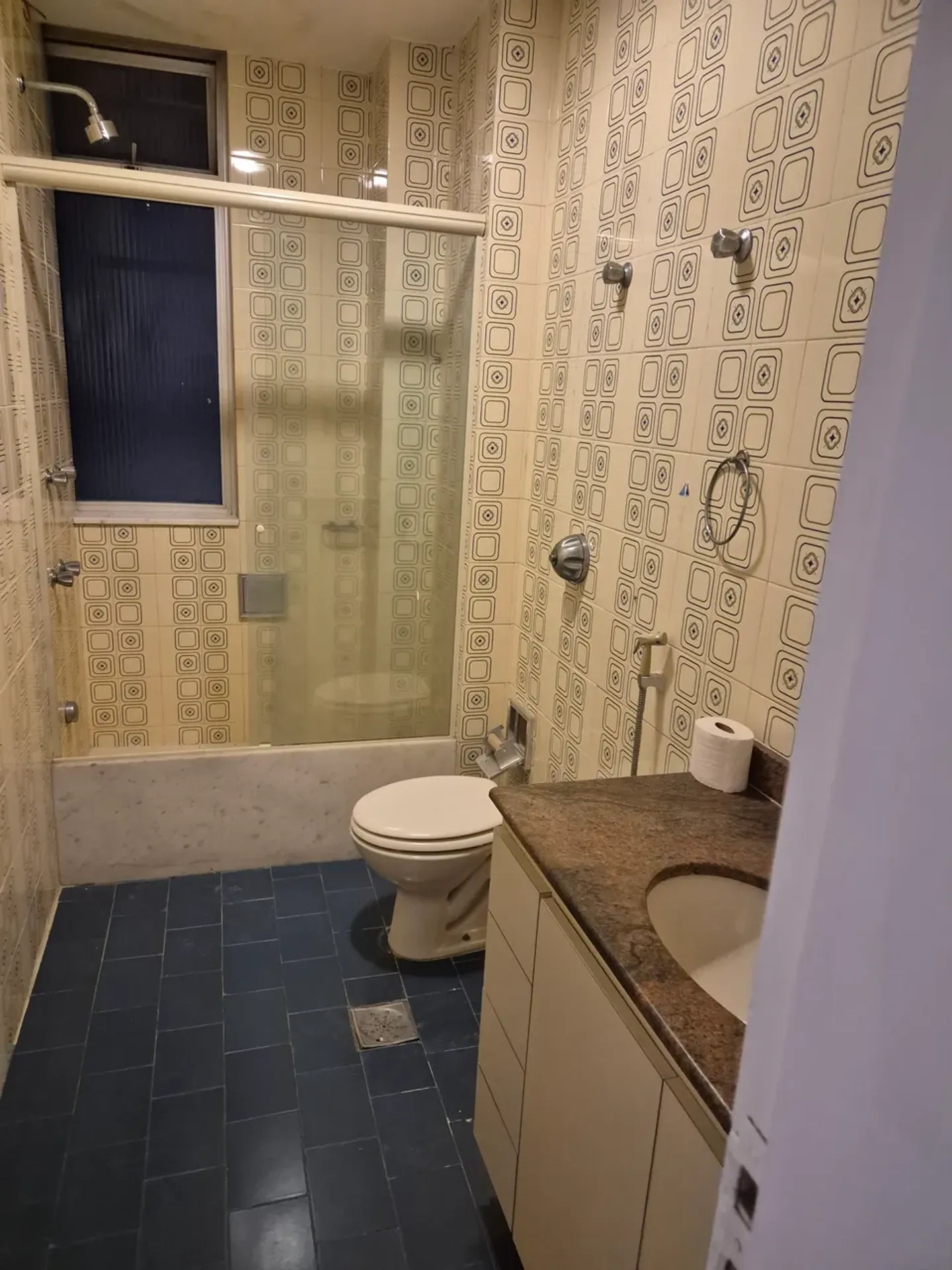 3-bedroom apartment with wood or laminate floors — photo 2