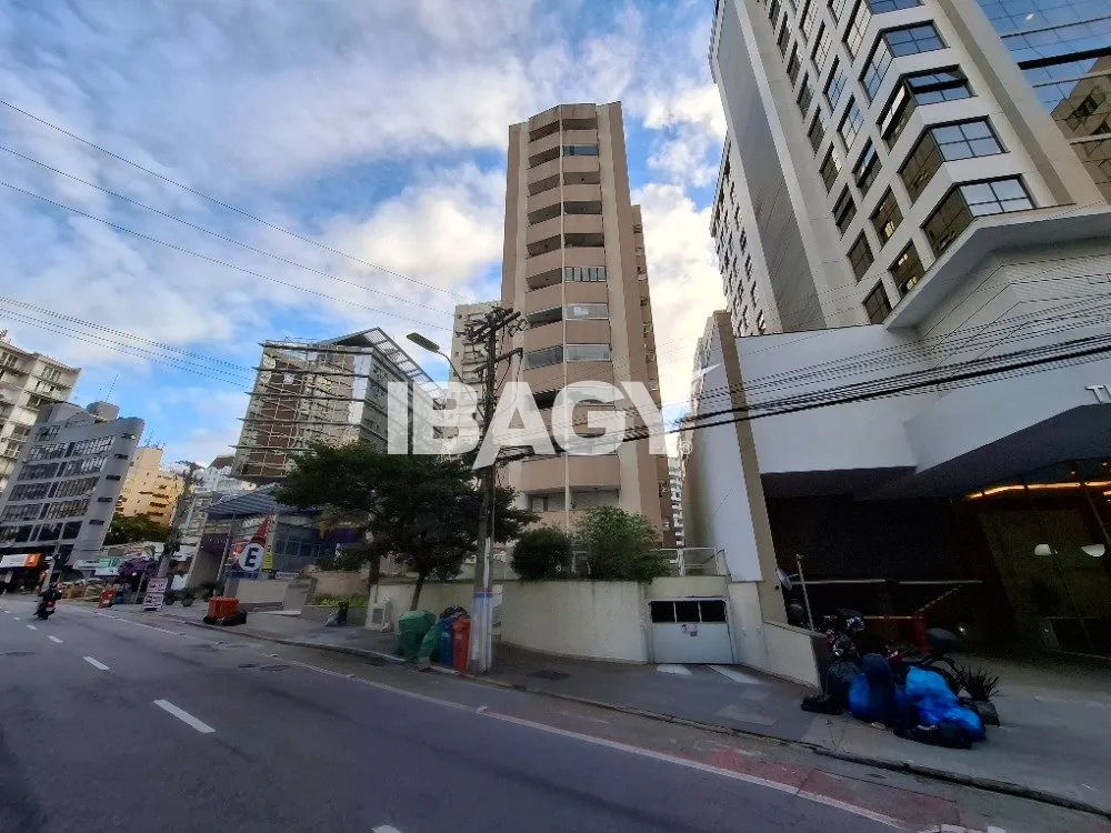 Apartamento de 1 dormitorio con cocina cerrada y plaza — photo 17