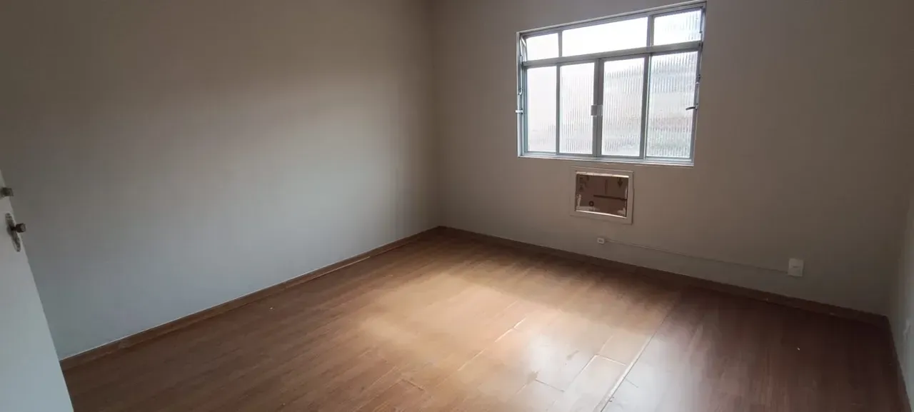 Unfurnished 2-bedroom apartment with wood floors — photo 5