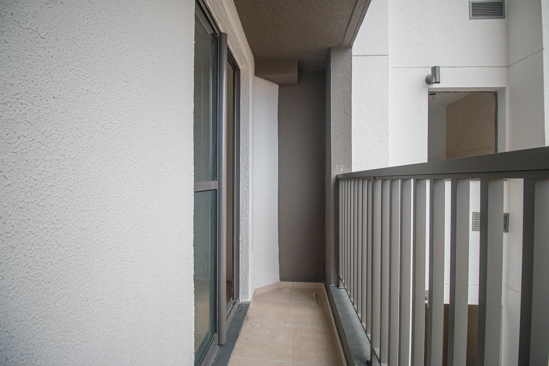 One-bedroom apartment with wood or laminate floors — photo 11