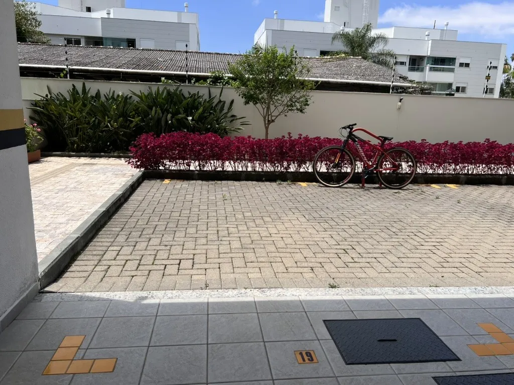 One-bedroom apartment in a building with a pool — photo 20