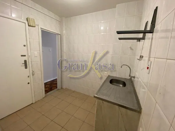 Wood or laminate floors in a 2-bedroom apartment, 63 m² — photo 11
