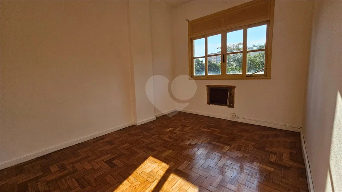 Wood or laminate floors in a 2-bedroom apartment, 58 m² — photo 4