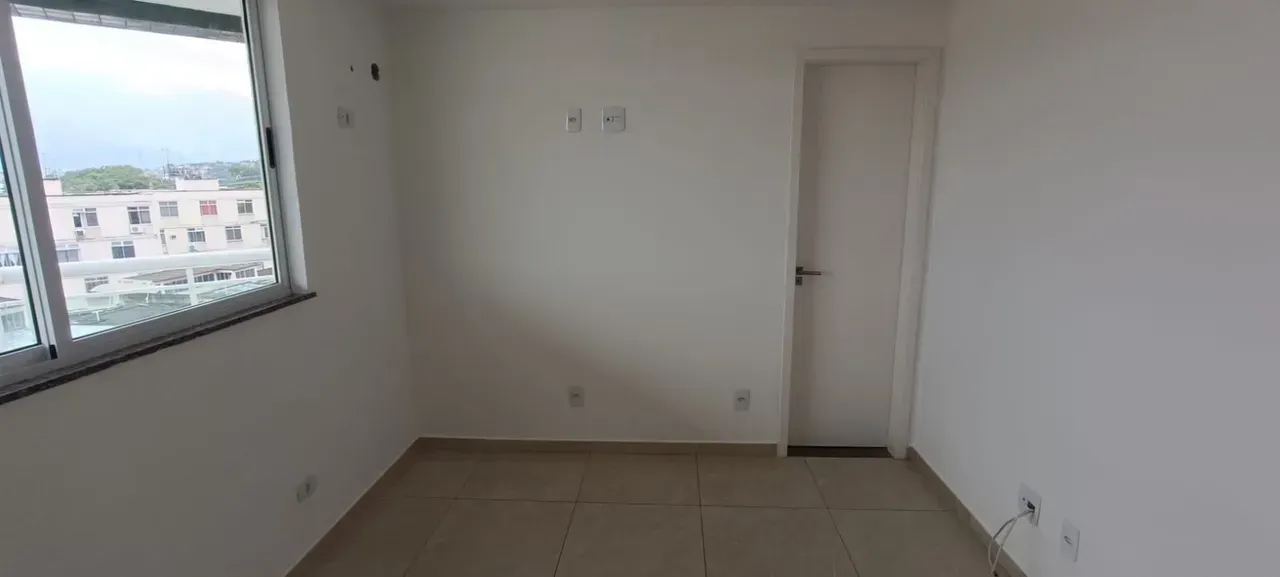 Unfurnished 3-bedroom apartment with laundry area — photo 12