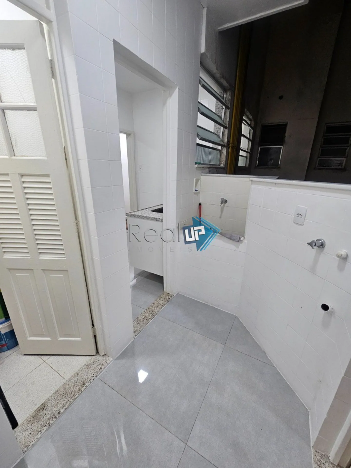 Wood or laminate floors in a 2-bedroom apartment, 68 m² — photo 19